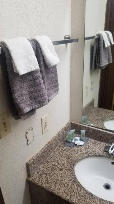 Osu Queen Hotel Room 118 Booking Stillwater Exterior foto